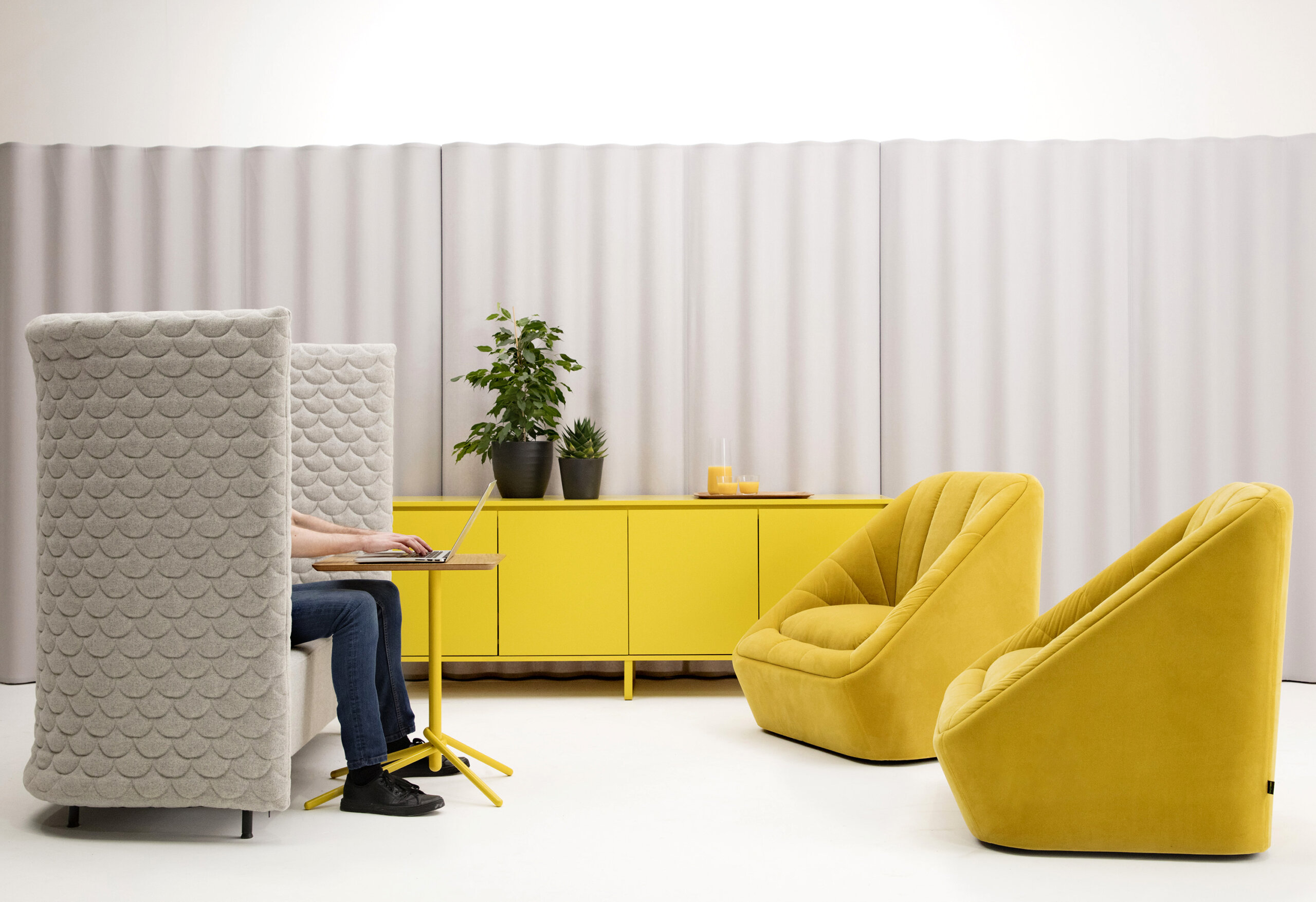 FIJICHBSW_Maharam_Teatro_YELLOW_SB20_RAL1012_CLOQ2H_KNO50X40_OAK_GROUP_HR.jpg
